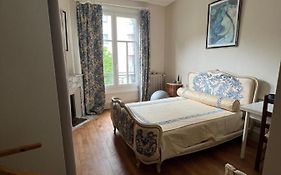 HYPER CENTRE ,jolie chambre climatisée avec PARKING SECURISE gratuit